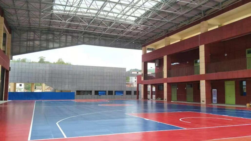 篮球场墙面设计施工_篮球场地板施工